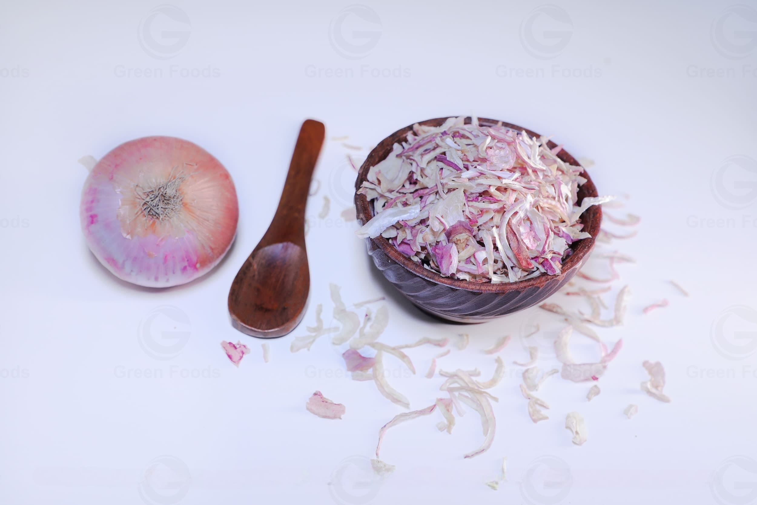 Dehydrated pink onion flakes